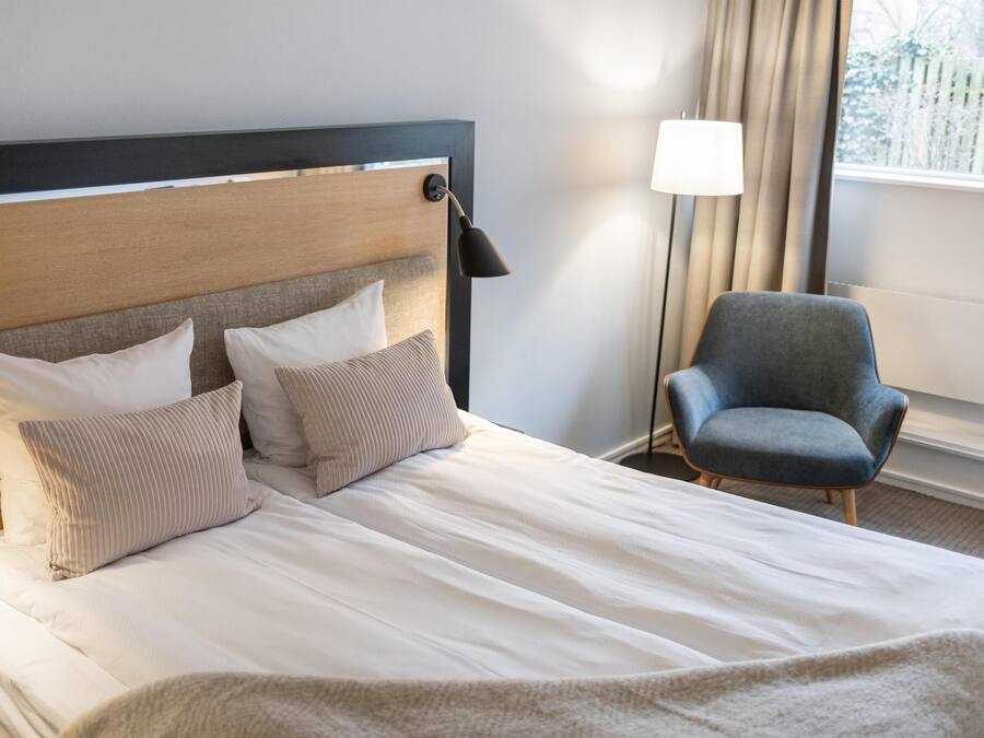 Standard room with twin beds | Hypo-allergenic bedding available, desk, laptop workspace