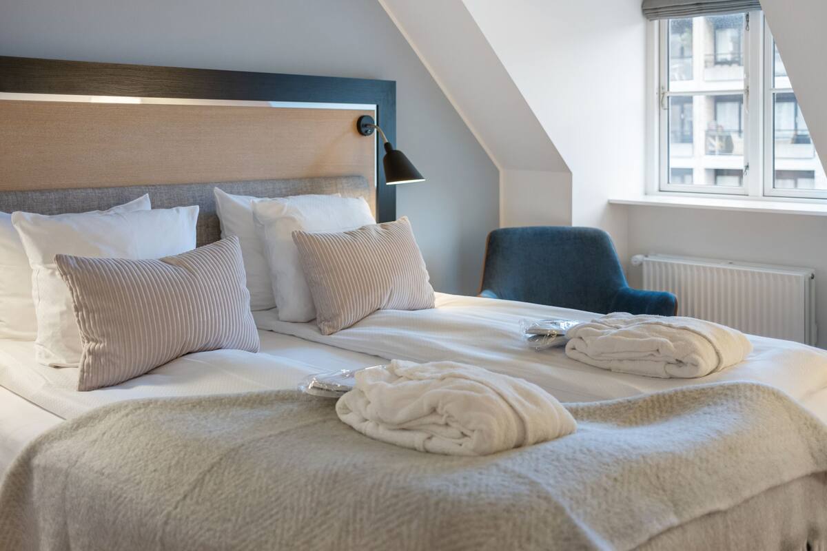 Hypo-allergenic bedding available, desk, laptop workspace