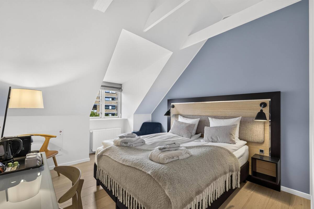 Executive Double Room | Hypo-allergenic bedding available, desk, laptop workspace