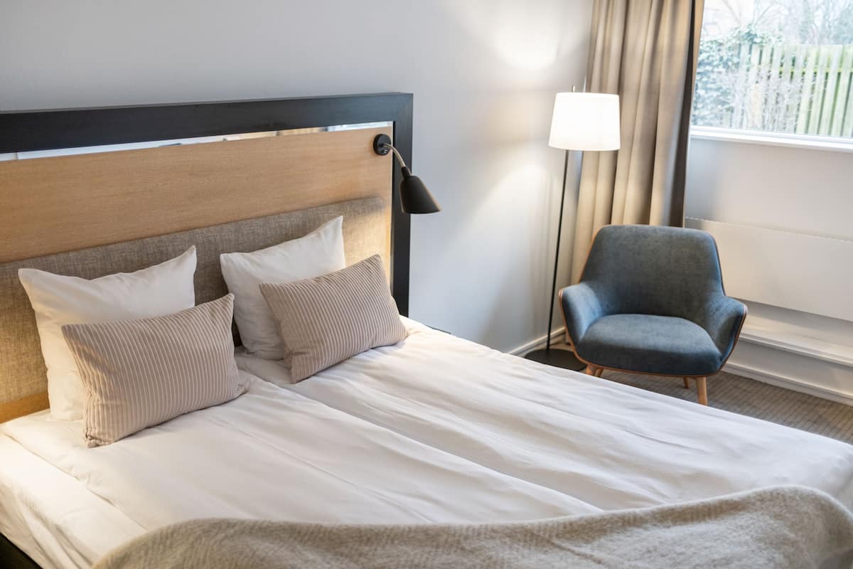 Ropa de cama hipoalergénica y escritorio