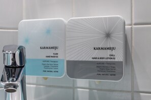 行政雙人房 | 浴室 | 淋浴設備、環保盥洗用品、吹風機、浴室地暖系統