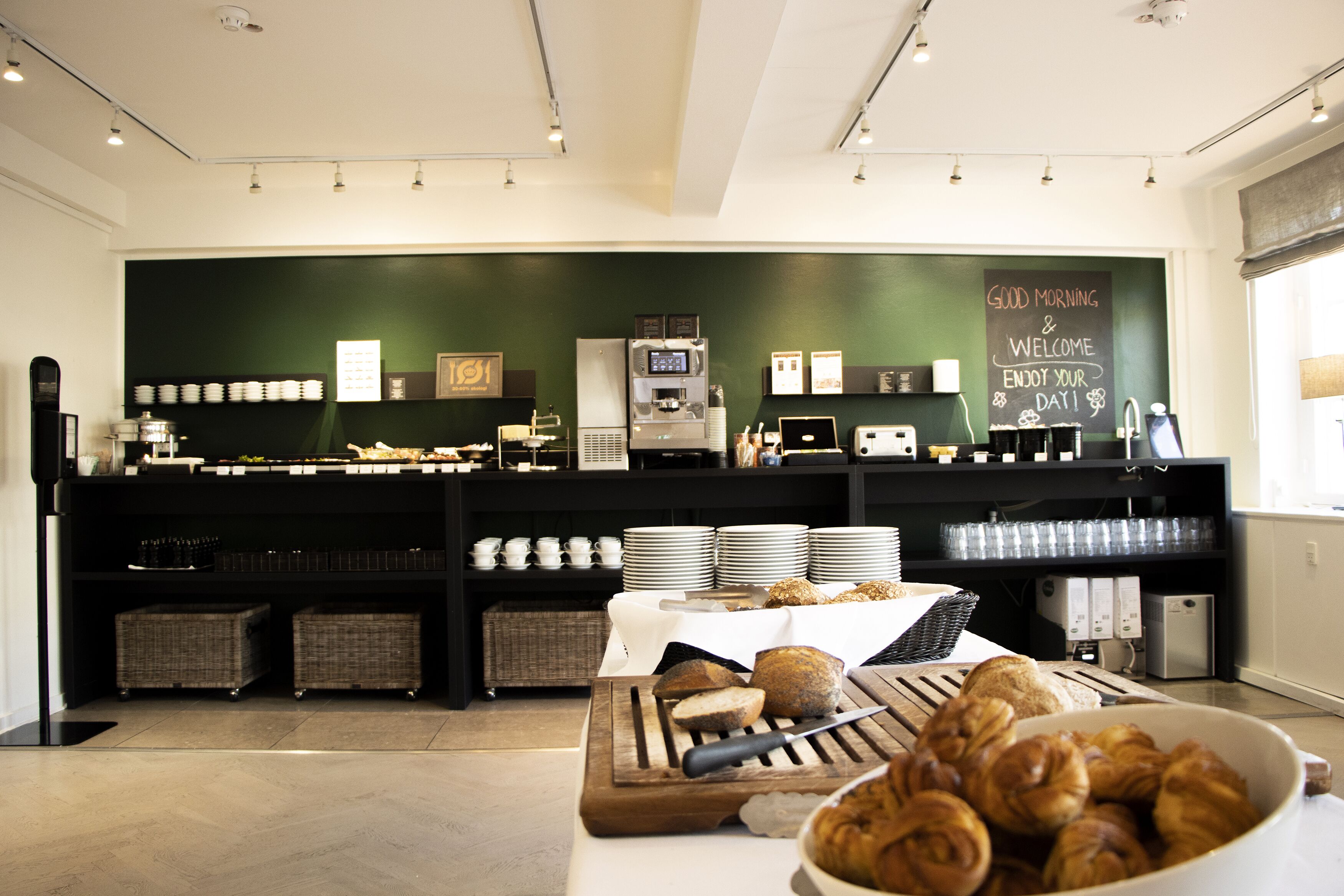 Bữa sáng kiểu Âu hàng ngày (125 DKK/mỗi người) 