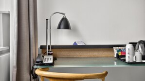 Triple room with twin beds and one rollaway bed | Hypo-allergenic bedding available, desk, laptop workspace - Gentofte Hotel (Gentofte)