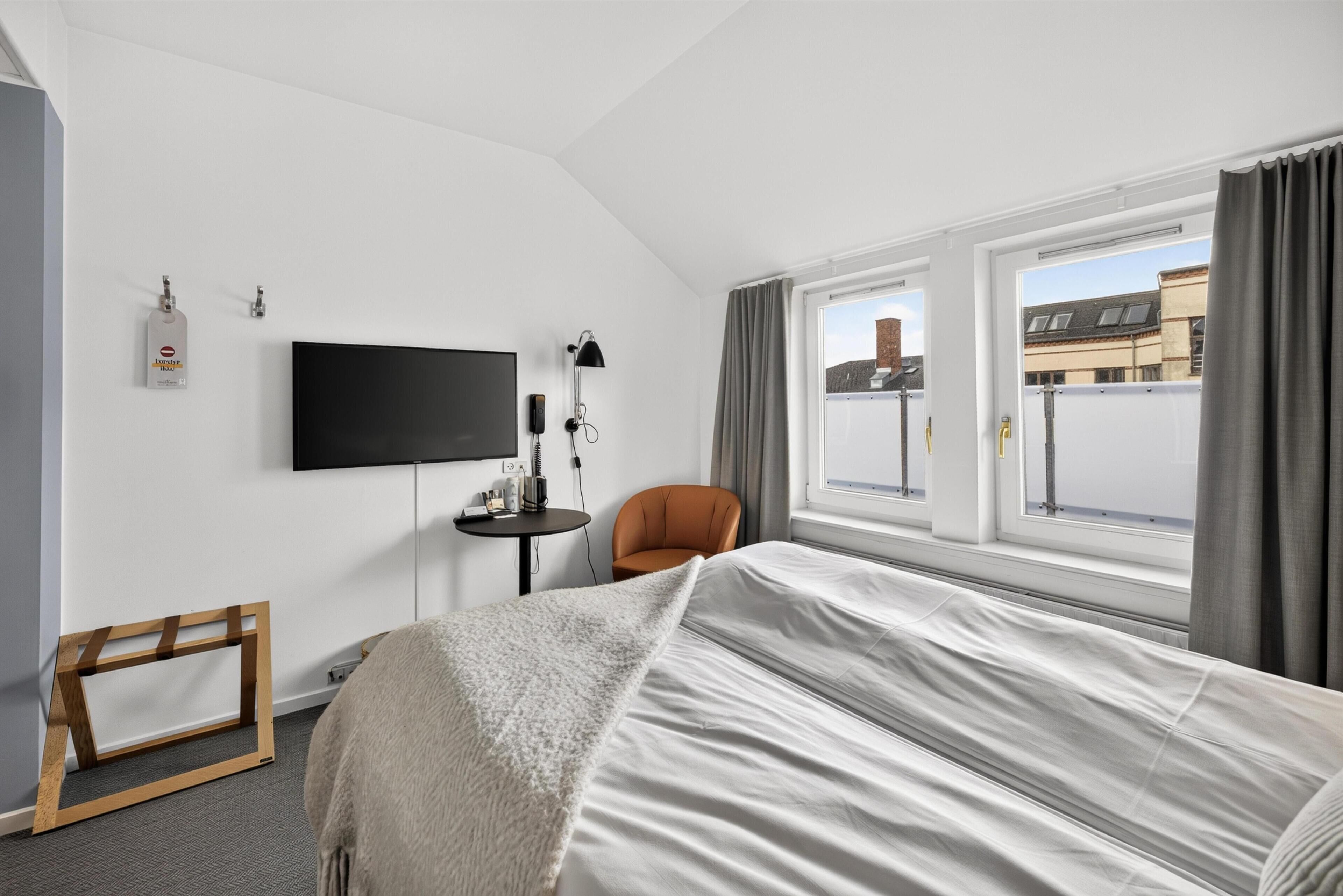 Compact Double Room | Hypo-allergenic bedding available, desk, laptop workspace