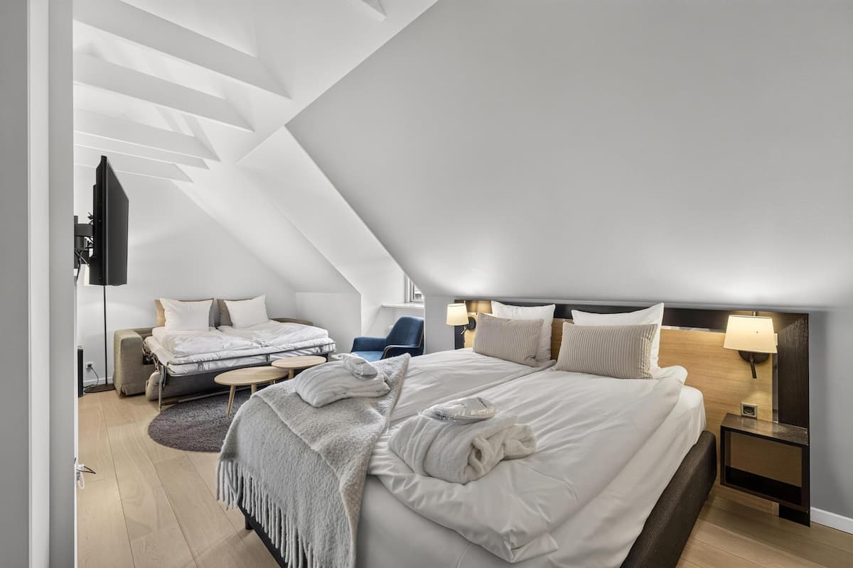 Family room with twin beds and two rollaway beds | Hypo-allergenic bedding available, desk, laptop workspace