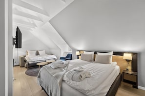 Habitación triple | Ropa de cama hipoalergénica y escritorio