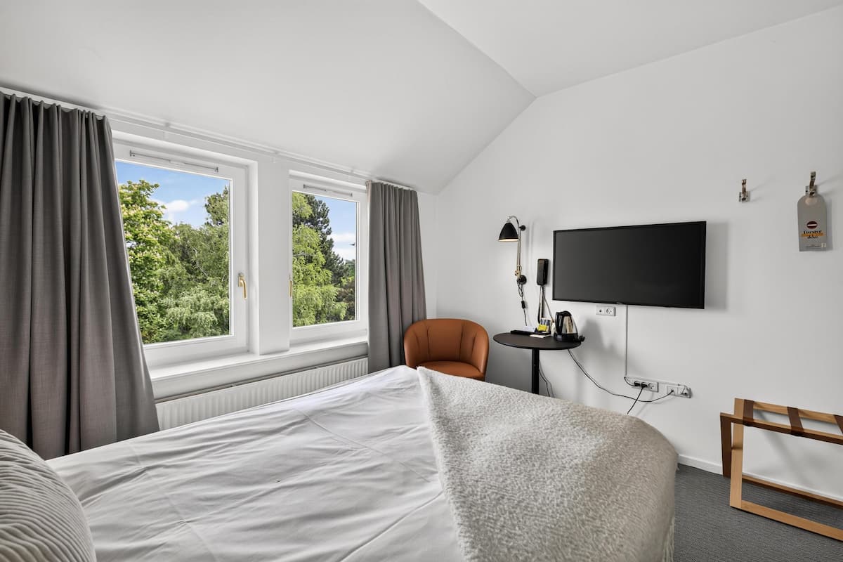 Superior single room | Hypo-allergenic bedding available, desk, laptop workspace