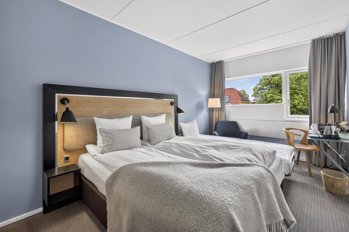 Triple room with twin beds and one rollaway bed | Hypo-allergenic bedding available, desk, laptop workspace
