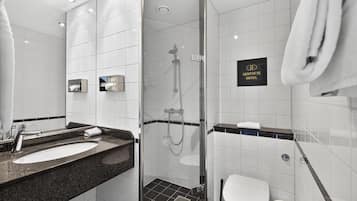 Een douche, milieuvriendelijke toiletartikelen, een haardroger