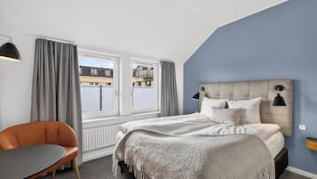 Compact Double Room | Allergitestet sengetøy, skrivebord og skrivebord for bærbar PC