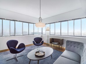 Junior Suite | Hypo-allergenic bedding, minibar, in-room safe, blackout curtains