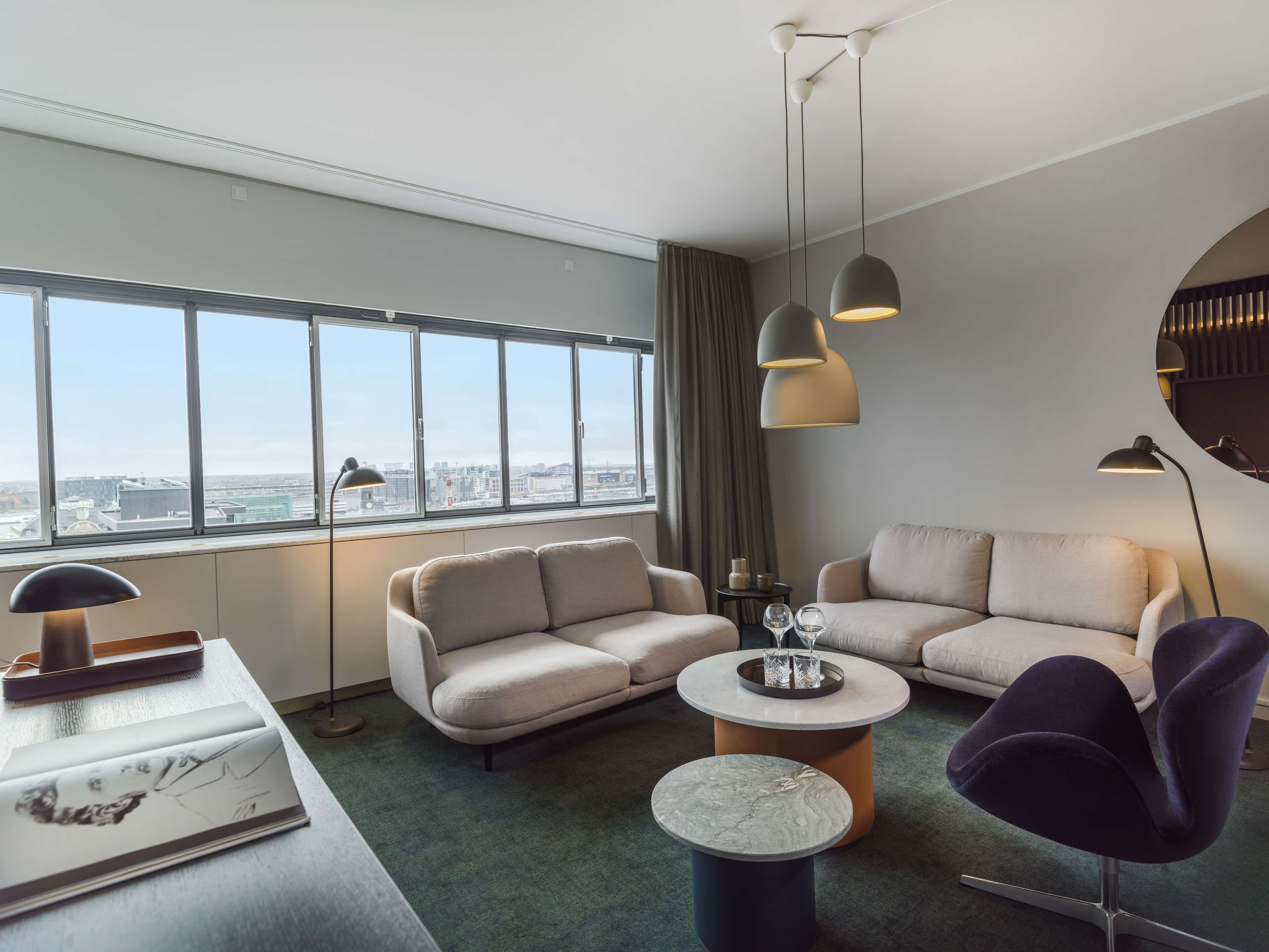 suite (feature) | hypo-allergenic bedding, minibar, in-room safe, blackout curtains