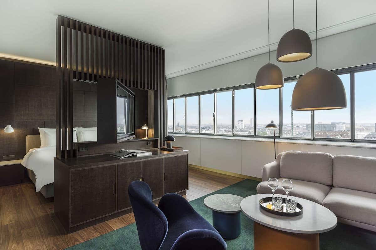 suite (feature) | hypo-allergenic bedding, minibar, in-room safe, blackout curtains