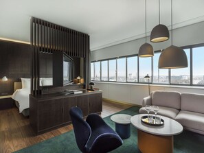 Suite (Feature) | Allergikerbettwaren, Minibar, Zimmersafe, Verdunkelungsvorhänge