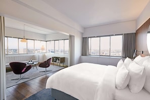 Junior-Suite | Allergikerbettwaren, Minibar, Zimmersafe, Verdunkelungsvorhänge