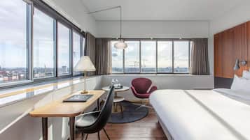 Premium Room | Hypo-allergenic bedding, minibar, in-room safe, blackout drapes