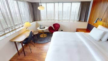 Premium Room | Hypo-allergenic bedding, minibar, in-room safe, blackout drapes