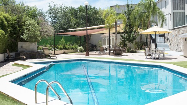 Sisäuima-allas, ulkouima-allas