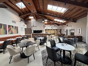 Breakfast, lunch and dinner served - Holiday Inn & Suites Chihuahua Expo (Chihuahua)