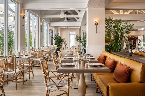 2 restaurants; breakfast, lunch and dinner served 
