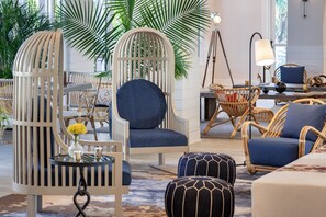 Phục vụ bữa trưa và bữa tối 