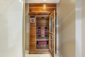 Indoor pool - Quality Hotel (Burlington)