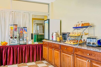 Days Inn by Wyndham Alexandria South