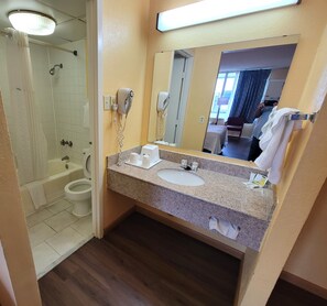Bathtub, towels, soap, shampoo - Days Inn by Wyndham Alexandria South (Alexandria)