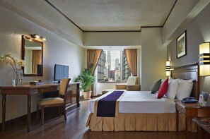 Caja fuerte, escritorio, espacio para trabajar con un portátil