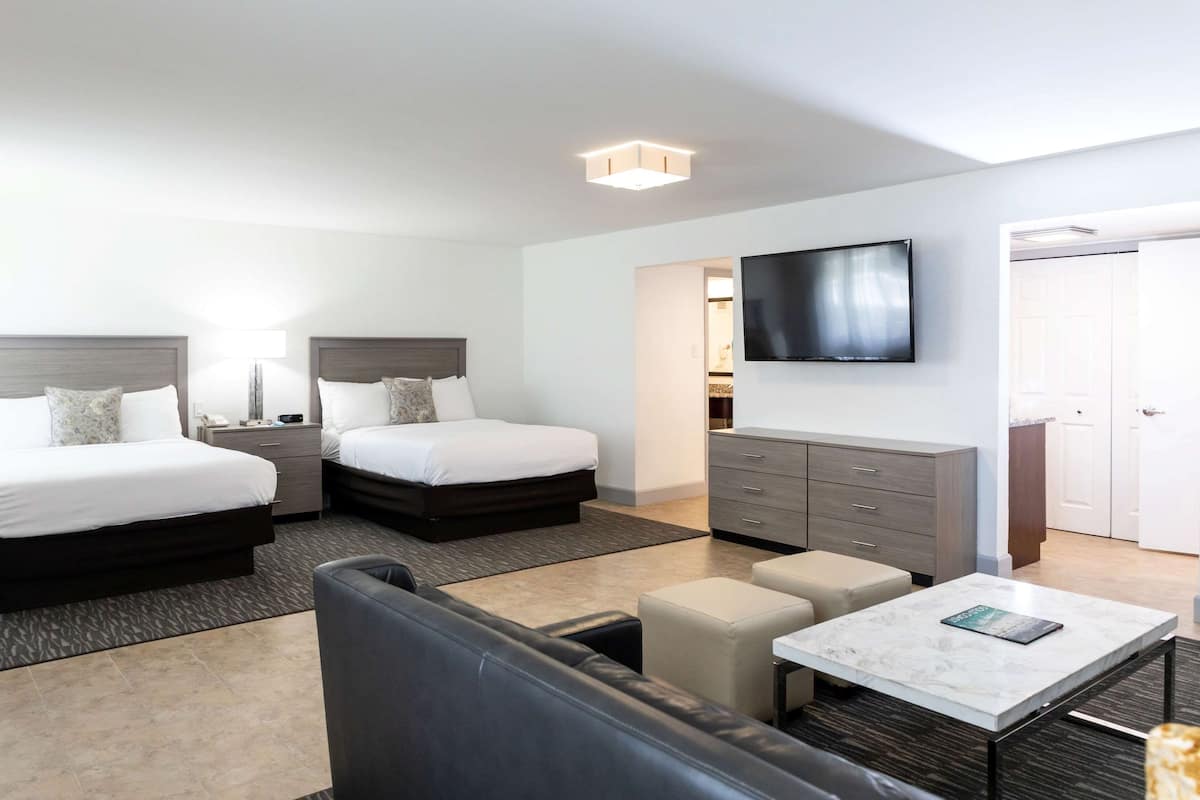 Suite, 2 Queen-Betten, Nichtraucher, Kühlschrank und Mikrowelle (Larger Room) | 1 Schlafzimmer, Schreibtisch, laptopgeeigneter Arbeitsplatz
