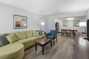 Suite, 1 très grand lit, non-fumeur (Separate Living Room;with Sofabed)