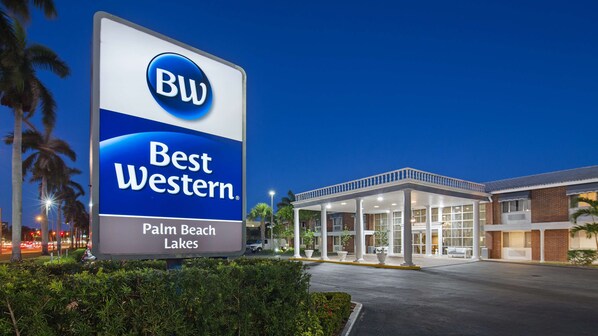 A Best Western hotel sign with "Palm Beach Lakes" written below.