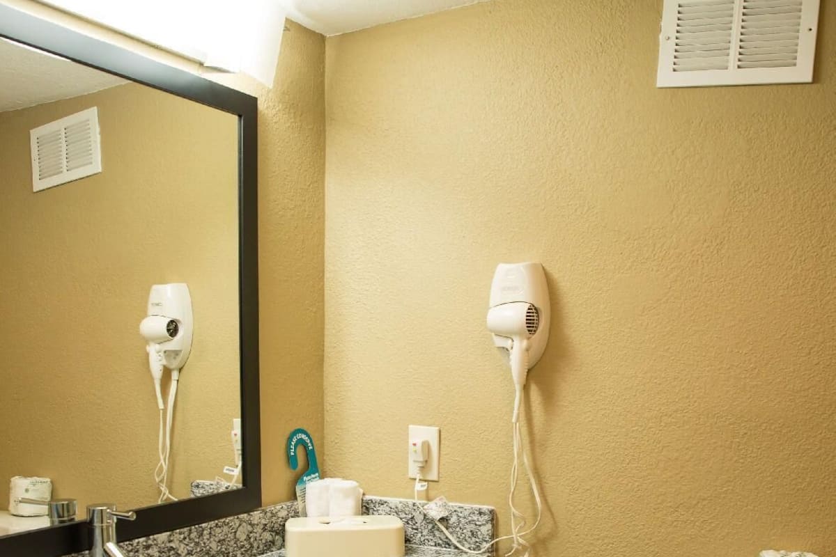 Bathroom | Combined shower/tub, free toiletries, hair dryer, towels