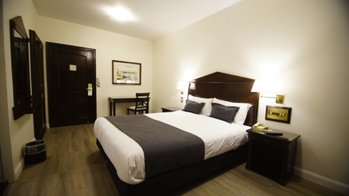 Habitacion en Pisos Superiores 1 cama doble o 2 camas individuales | Caja fuerte, wifi gratis, ropa de cama