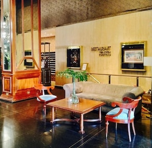 Lobby sitting area - Hotel Presidente (Buenos Aires)