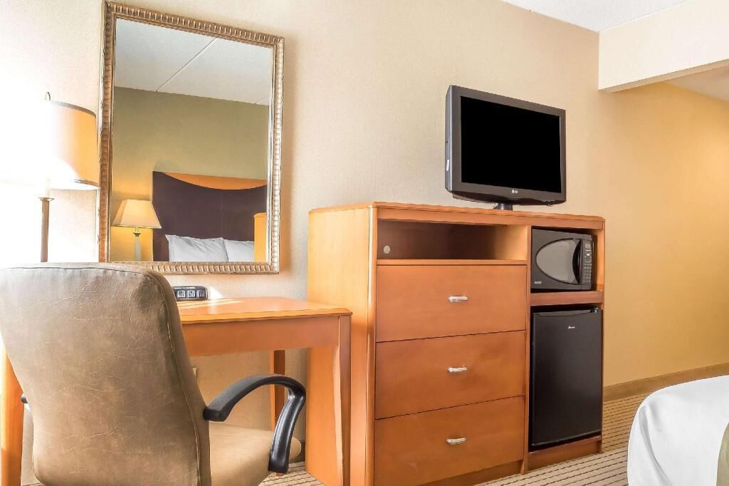 Premium bedding, desk, blackout drapes, free WiFi