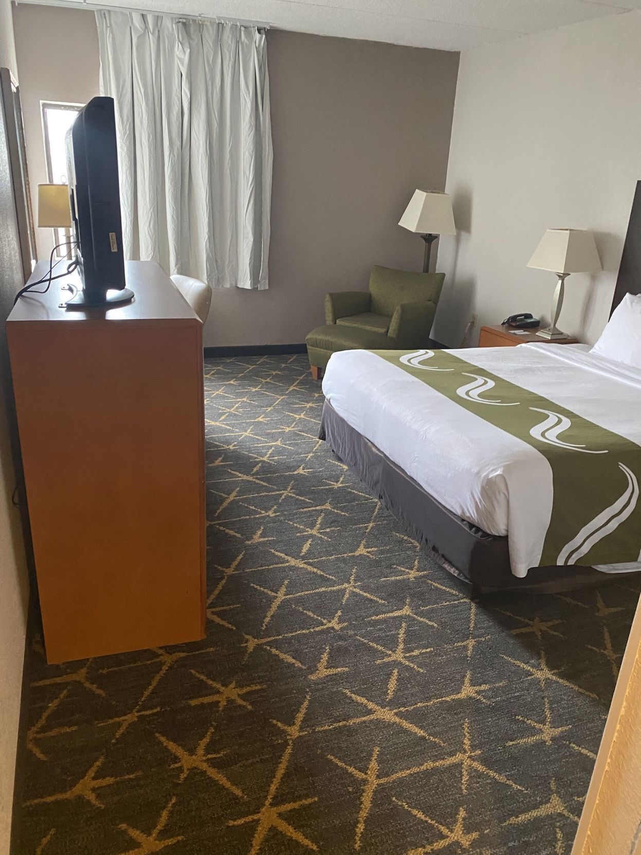Premium bedding, desk, blackout drapes, free WiFi