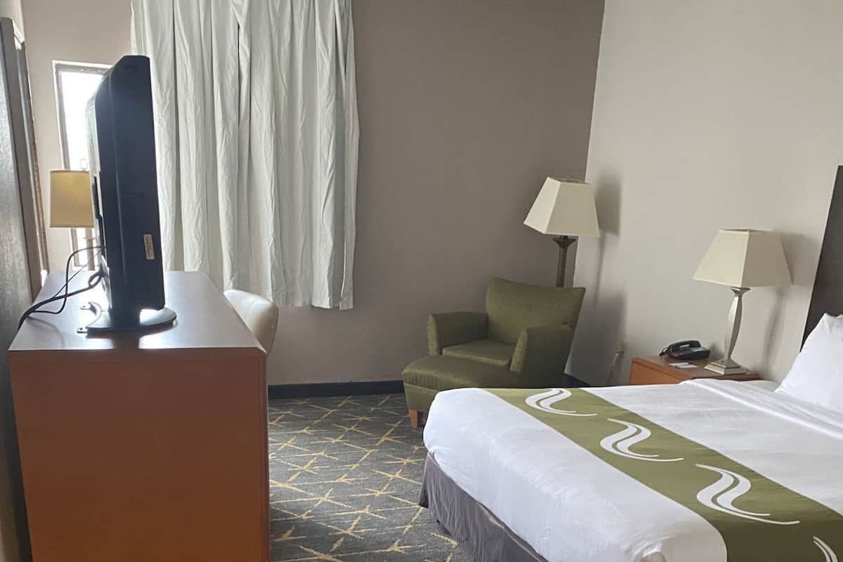 Premium bedding, desk, blackout drapes, free WiFi