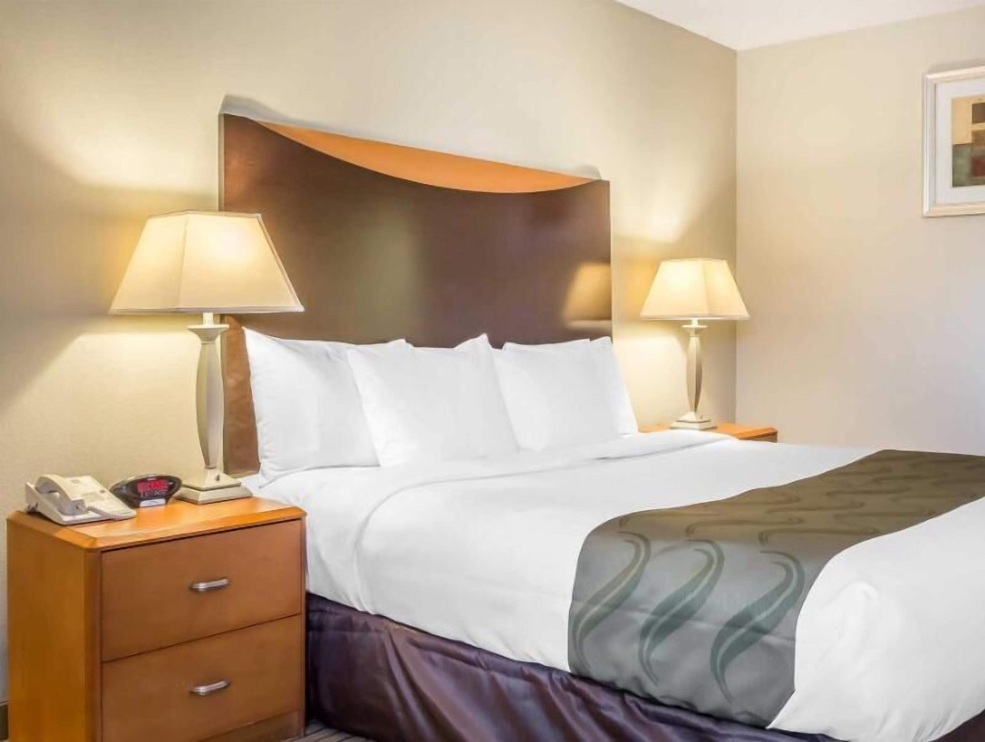 Premium bedding, desk, blackout drapes, free WiFi