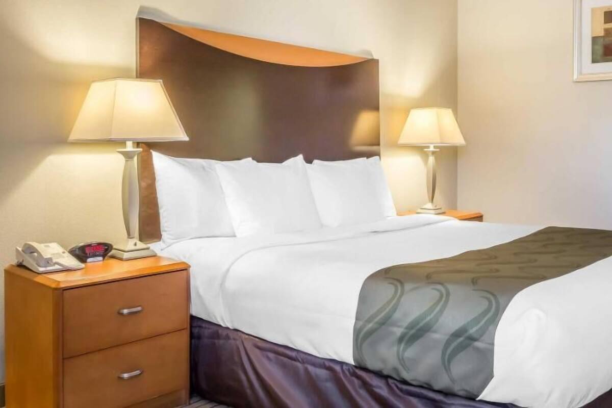 Premium bedding, desk, blackout drapes, free WiFi