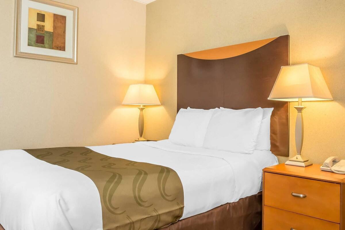 Premium bedding, desk, blackout drapes, free WiFi