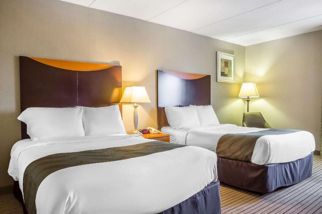 Premium bedding, desk, blackout drapes, free WiFi