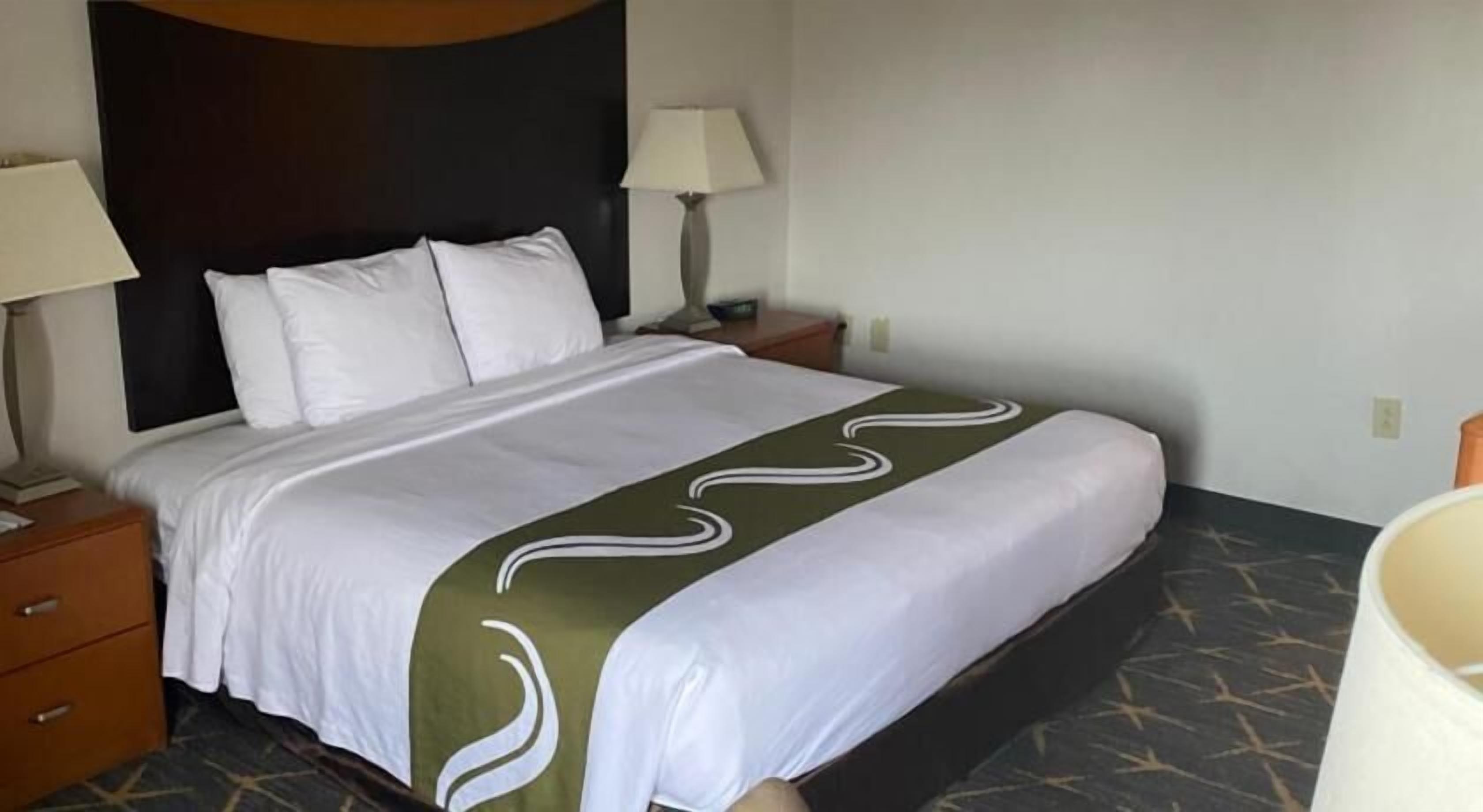 Premium bedding, desk, blackout drapes, free WiFi