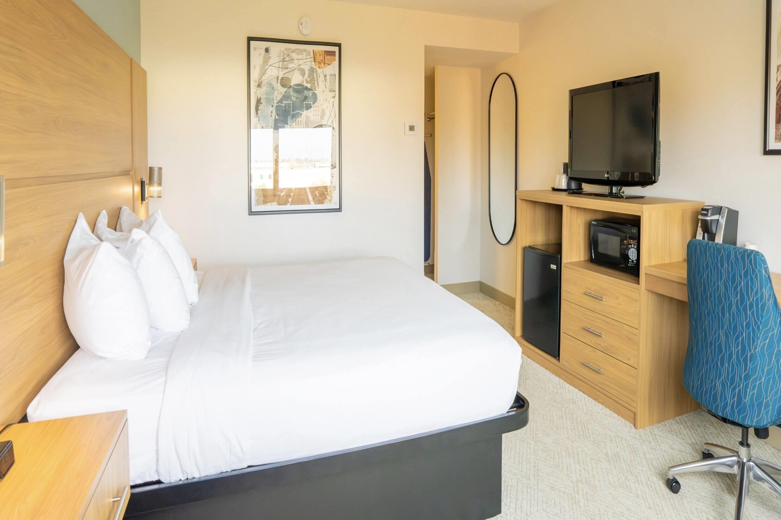 高档床上用品、客房内保险箱、办公桌、笔记本电脑工作区