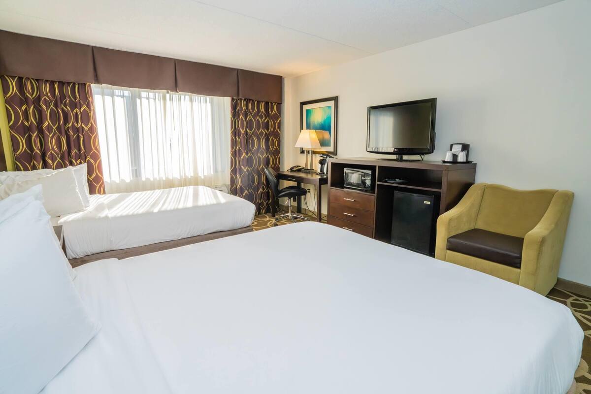 Premium bedding, in-room safe, desk, laptop workspace