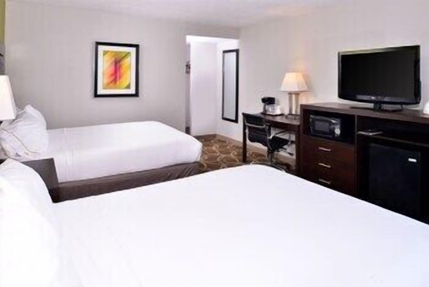 Premium bedding, in-room safe, desk, laptop workspace