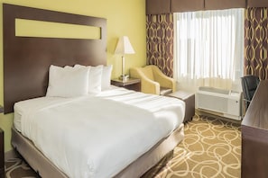 Premium bedding, in-room safe, desk, laptop workspace - Elimwood Hotel, a Ramada by Wyndham (Maryland Heights)