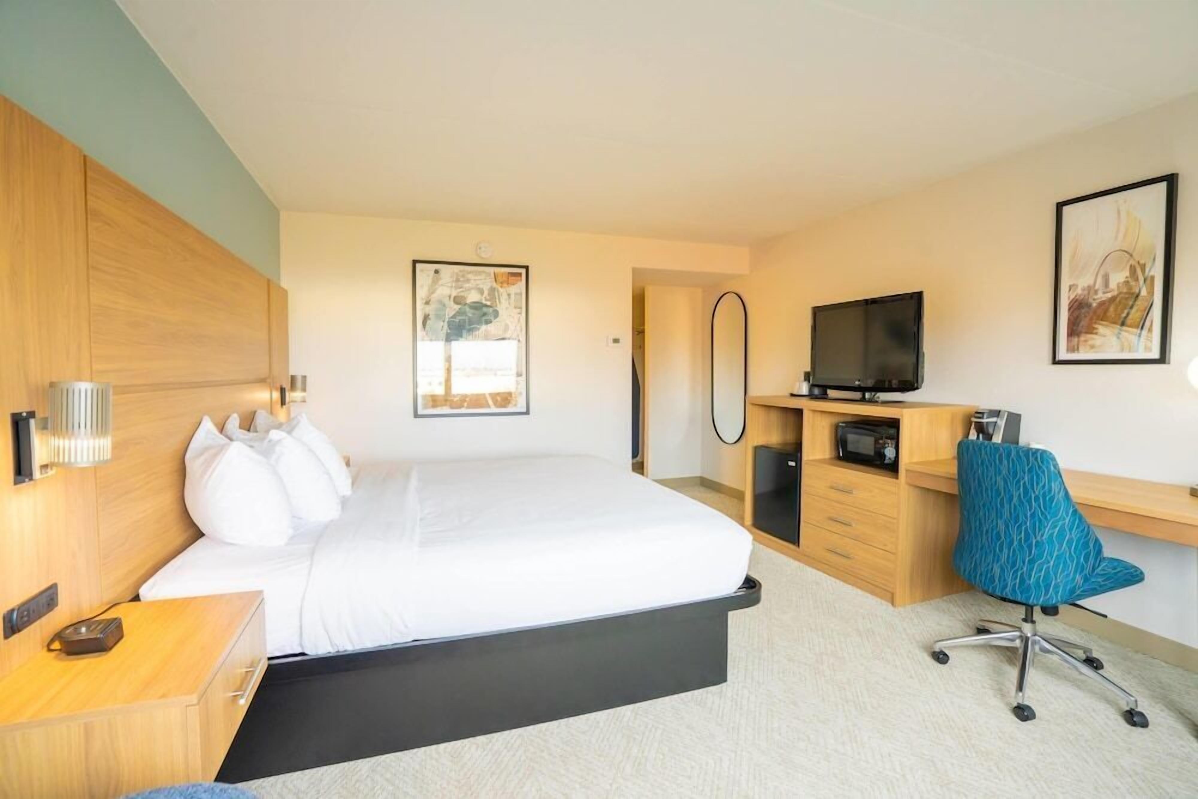 Premium bedding, in-room safe, desk, laptop workspace