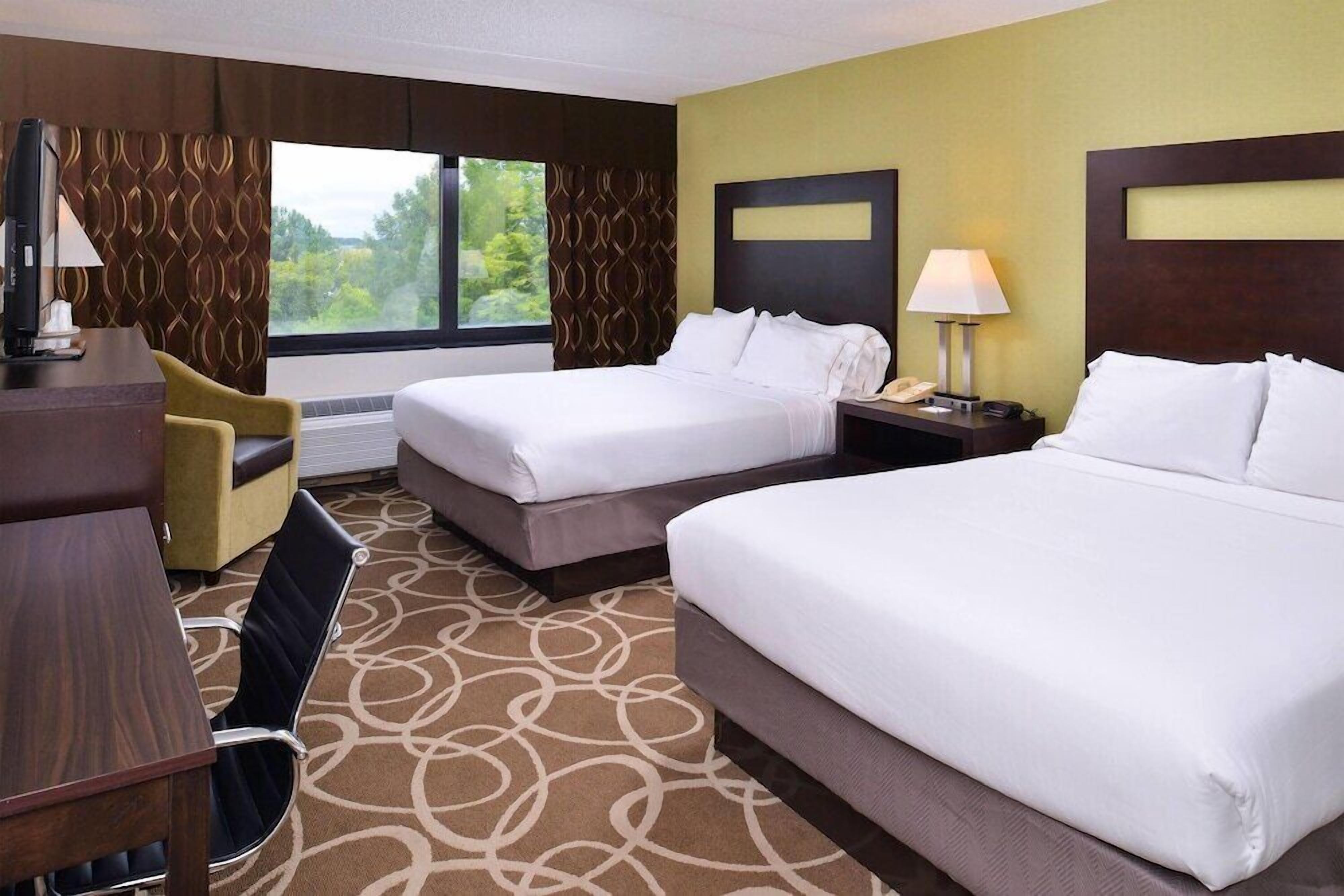 Premium bedding, in-room safe, desk, laptop workspace