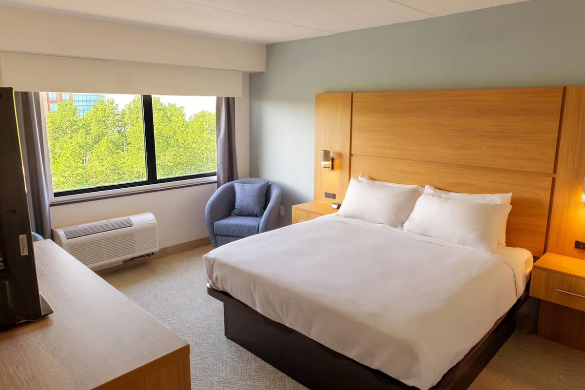 Deluxe Room, 1 King Bed, Non Smoking | Premium bedding, in-room safe, desk, laptop workspace
